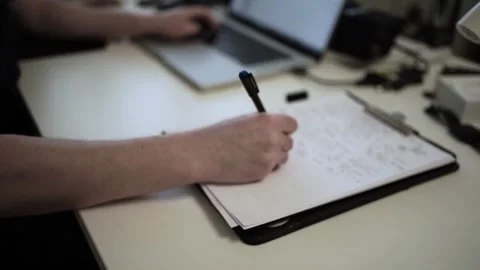 Mans Hand Holding a Pen While Writing on a Notebook. Journaling his thought.. Vídeo Stock 306069041