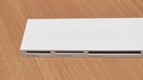 Man's hand inserting SD card to card reader 库存影片 85402274