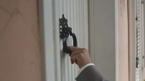 Mans Hand Knocking Door Handle Vídeo Stock 62833894