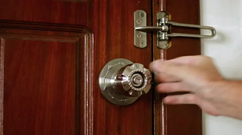 Man's Hand Locking a Wooden Door. Video 4k Video stock 59797021
