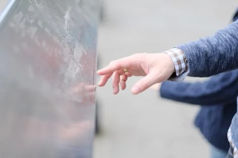 A man's hand over a map of the location of the city's attractions. London, Gr Stock Photos