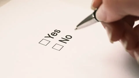 Man's hand with a pen over the document, select Yes or No. Vídeo Stock 107384960