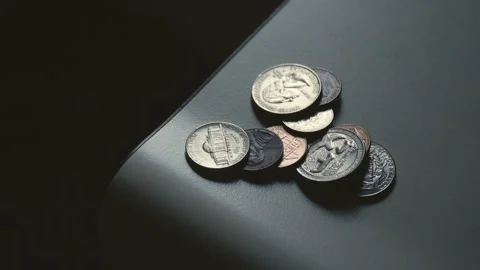 Man's hand places spare change on a countertop Stockbeeldmateriaal 320188657