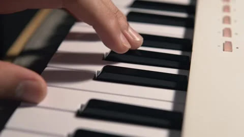 Man’s hand playing a MIDI keyboard in a music studio. Vidéo 347106782