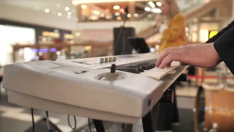 Man's hand playing a synthesizer 動画素材 171462777