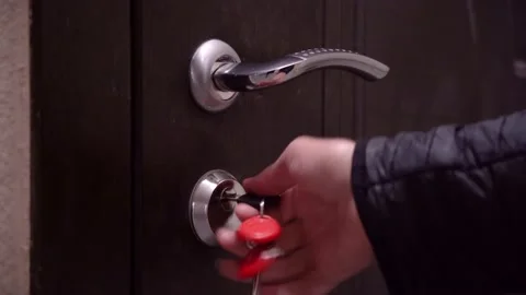 Man's hand pulls off the jamming door lock. Opens the door and goes inside Vidéo 217406582