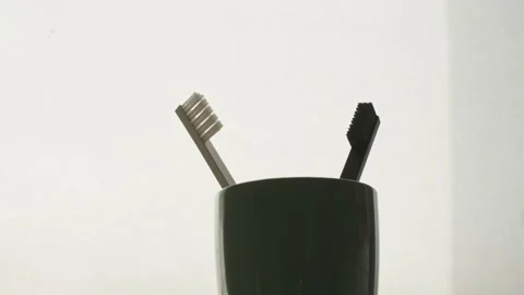 A man's hand pulls out a toothbrush Vídeos de archivo 137736147