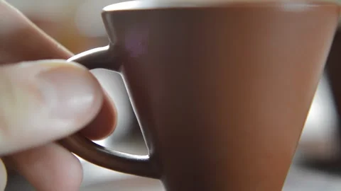 Man's hand put a coffee cup beverage drink on the table during a break Video stock 197756058