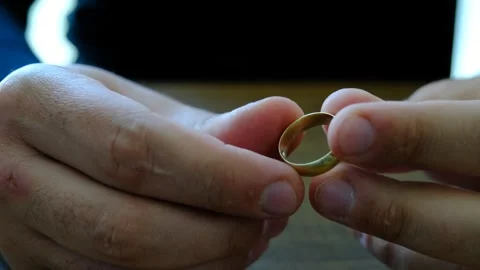 A man’s hand putting on and taking off a ring Stockbeeldmateriaal 292035182