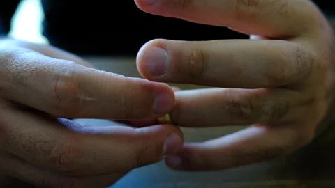 A man’s hand putting on and taking off a ring Stockbeeldmateriaal 292035202