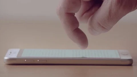 Mans hand quickly scrolling a phone screen Vídeo Stock 75451368