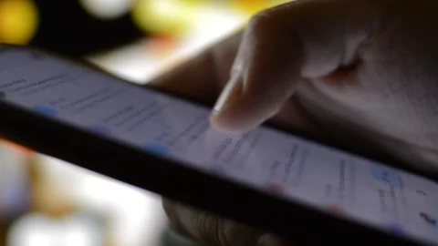 Man's hand scroll google e mail application on the iphone. google e mail phone. Vidéo 223131729