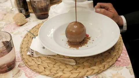 Man's hand serving a chocolate dessert with ice cream in restaurant Видео 116113191