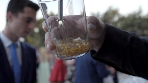 Man's hand serving a draft beer Видео 116113034