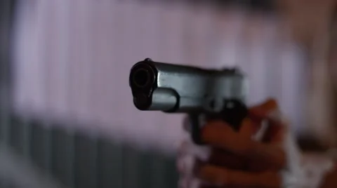 Man's hand shivering while holding a gun Vídeo Stock 67555552