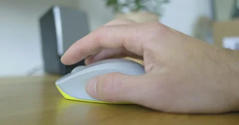 Man's hand starts working with computer mouse. Side view, close-up. Clicking Vídeo Stock 198194343