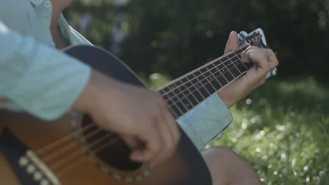 Man's hand strumming guitar Видео 80800296