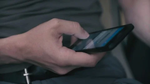 Man's hand taping in smartphone 動画素材 80168797