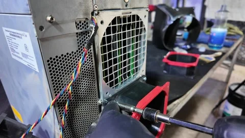 Man's Hand Upgrading High-Performance Server for Cryptocurrency Mining 库存影片 323814201