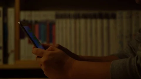 A man's hand using a smartphone 動画素材 83425690