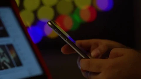 A man's hand using a smartphone 動画素材 83425780