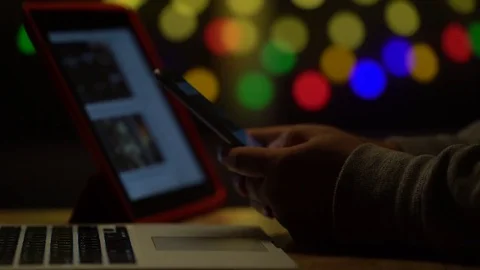 A man's hand using a smartphone 動画素材 83425924