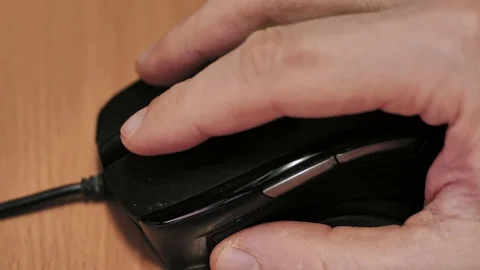 Man's hand using a wired computer mouse 스톡 동영상 85402362