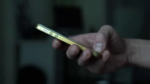 A man's hand writes something and flips through pages in a smartphone. close-up Vidéo 75783473