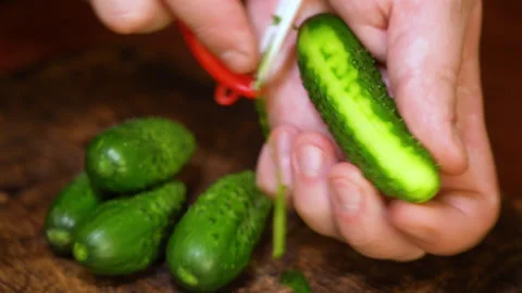 Man's hands clean fresh cucumber on cutting board Vídeo Stock 254593232
