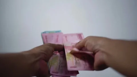 Man's hands counting banknotes. Видео 272284085
