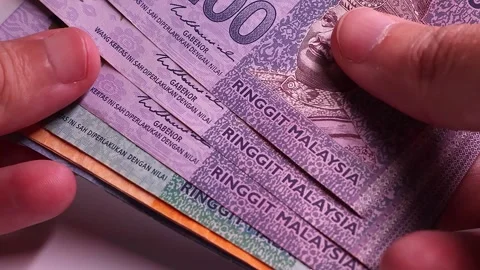 Man's hands counting brand new Malaysian ringgit (MYR). Stock Footage 296429650