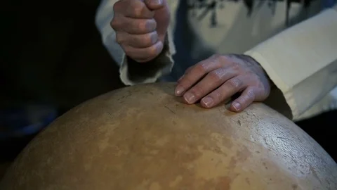 Man's hands drumming out a beat on an arabic percussion drum named Calabasse Vídeos de archivo 74519319