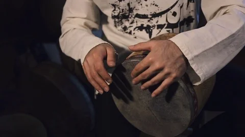 Man's hands drumming out a beat on an arabic percussion drum named Tombak Stockbeeldmateriaal 74522599