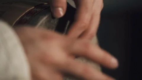 Man's hands drumming out a beat on an arabic percussion drum named Tombak Vidéo 74525104