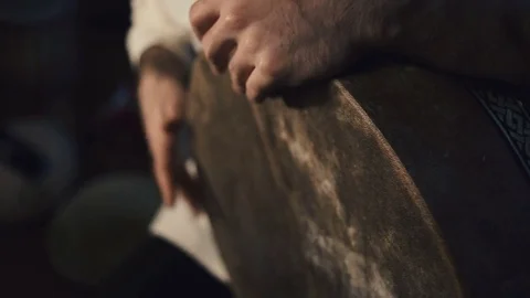 Man's hands drumming out a beat on an arabic percussion drum named Bendir Vidéo 74525286