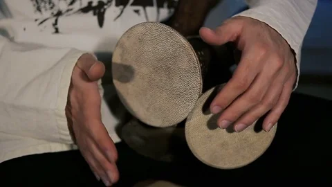 Man's hands drumming out a beat on an arabic percussion drum named Kasoureh Vidéo 74526756