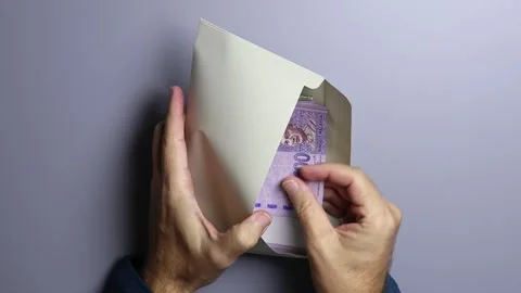 Man's hands, envelope and Malaysian ringgit (MYR) cash money banknotes. Stock-Footage 303340824