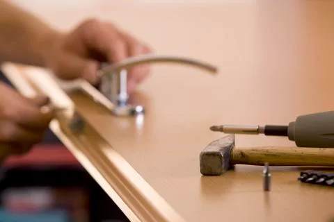 Man's hands is exchanging lock Stock-Fotos