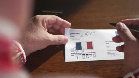 The man's hands fill the fields on the envelope letter Vidéo 156665294