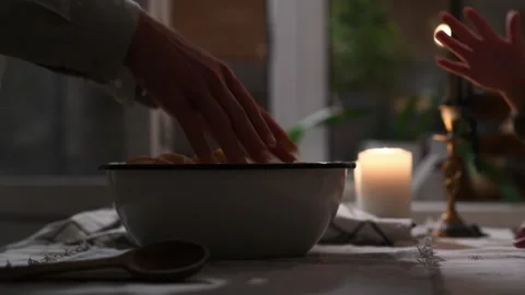Man’s hands fold dough while curious little girl touches it with her fingers. 库存影片 309259502