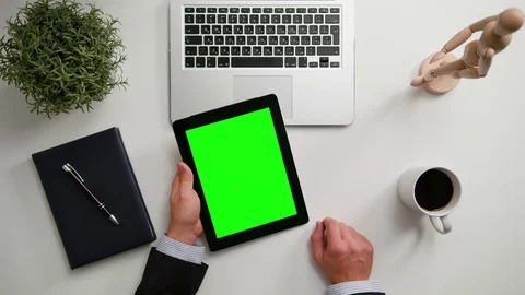 A Man's Hands Holding an i-Pad with a Green Screen 스톡 동영상 83723332
