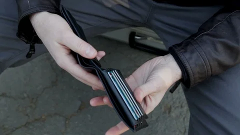 A man's hands open his wallet Vidéo 102282304