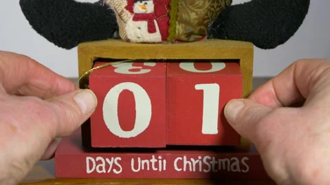 A man’s hands pushing Days Until Christmas blocks into a festive ornament. Stock-Footage 145578706