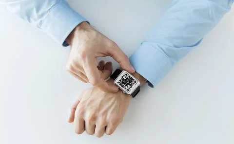 Man's hands with qr code on smart watch Stockfoto's