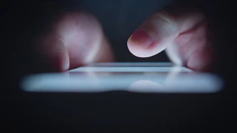 A mans hands scroll through an app on his phone Vídeo Stock 330584258