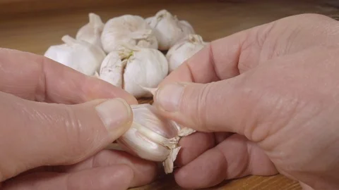 Man’s hands separating cloves from a head of garlic. Stock-Footage 108973253