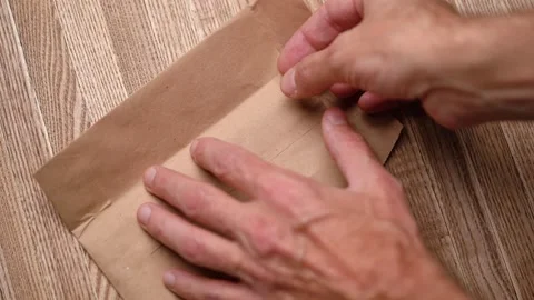 Man's hands take dollars out of paper envelope Vidéo 217406608