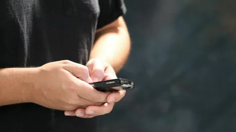 Man's Hands Texting Видео 833790