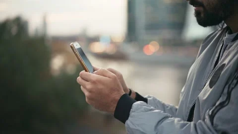 Man's hands typing a message on a smartphone Stock Footage 141899183