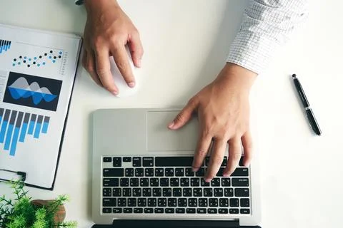 Man's hands using laptop Foto stock